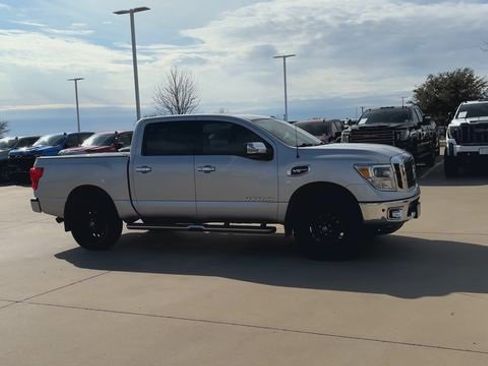Used 2017 Nissan Titan SL image 7