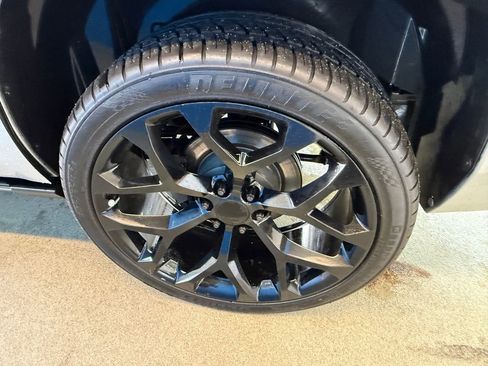 Used 2010 Cadillac Escalade Premium image 8