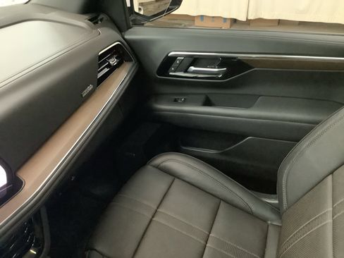 Used 2025 Chevrolet Tahoe High Country AWD/4WD image 24