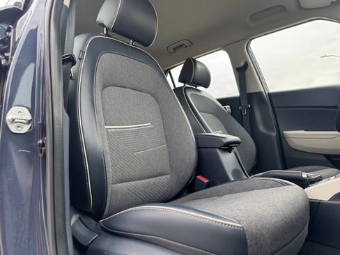 Used 2022 Hyundai Venue Limited image 19