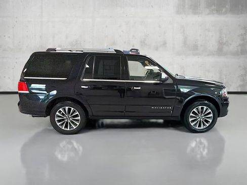 Used 2017 Lincoln Navigator Select image 4