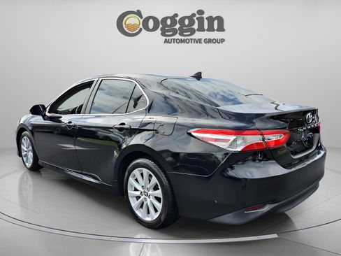 Used 2020 Toyota Camry LE image 3