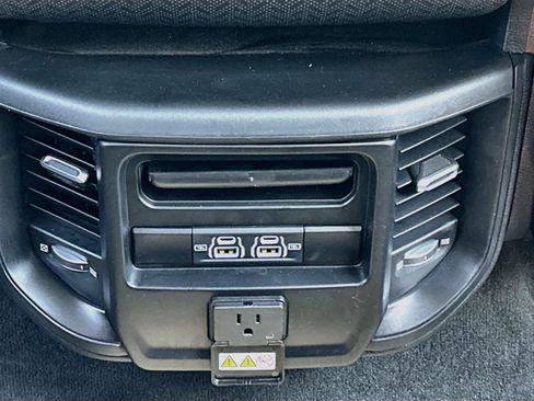 Used 2022 RAM 1500 Laramie AWD/4WD image 19