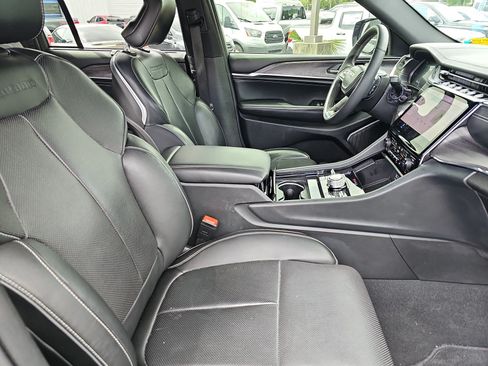 Used 2023 Jeep Grand Cherokee Overland w/ Luxury Tech Group IV AWD/4WD image 10