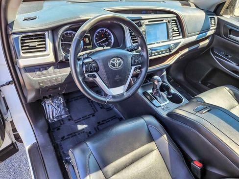 Used 2019 Toyota Highlander XLE AWD/4WD image 10