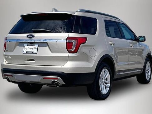 Used 2017 Ford Explorer XLT w/ Equipment Group 202A FWD image 5