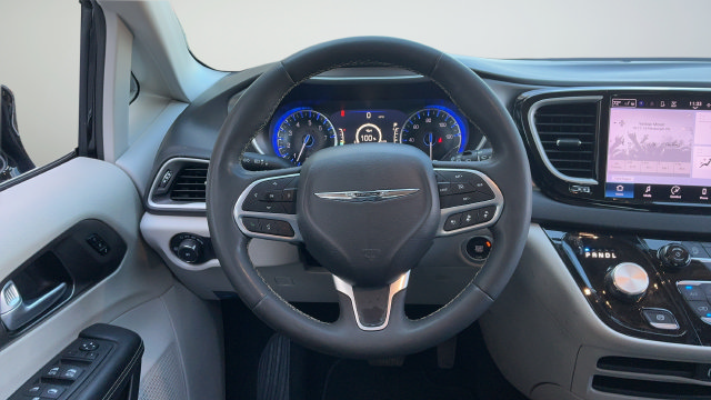 Used 2024 Chrysler Pacifica Touring-L FWD image 10