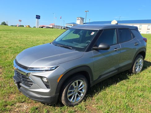 Used 2024 Chevrolet TrailBlazer LS w/ LS Convenience Package FWD image 3