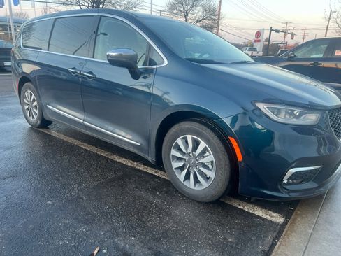 Used 2022 Chrysler Pacifica Limited image 9