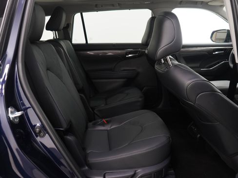 Used 2025 Toyota Highlander Platinum image 14