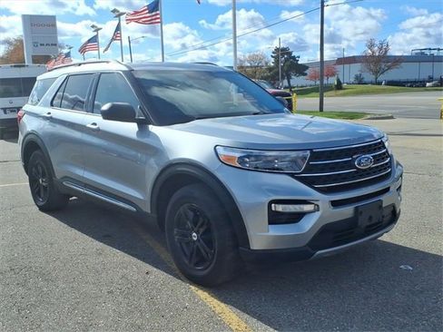Used 2022 Ford Explorer XLT w/ Equipment Group 202A image 3