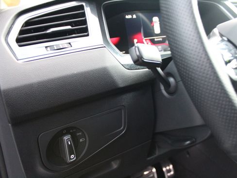 Used 2024 Volkswagen Tiguan SE R-Line image 10