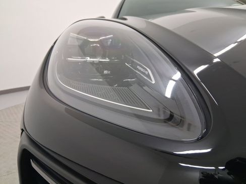 Used 2024 Porsche Macan image 12