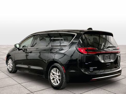 Used 2023 Chrysler Pacifica Touring-L FWD image 10