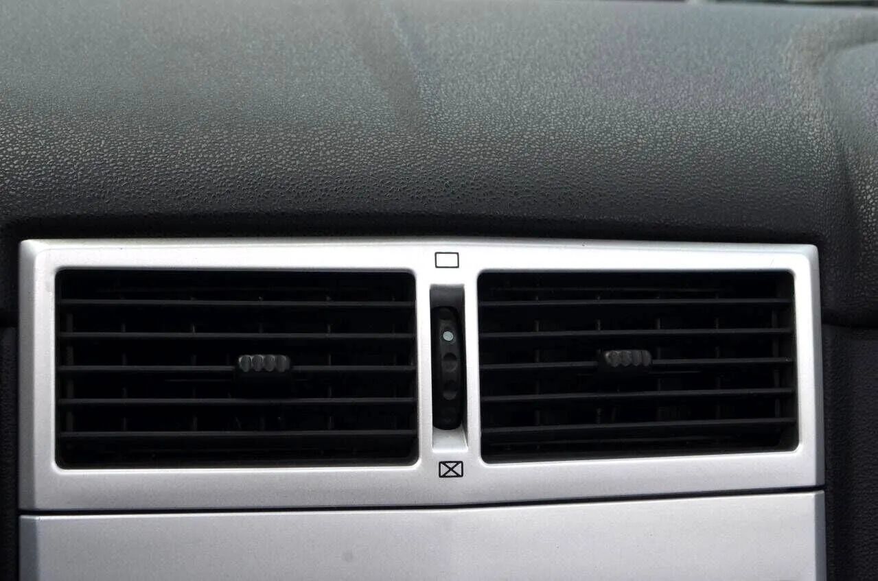 Used 2005 Chrysler Crossfire Limited RWD image 28