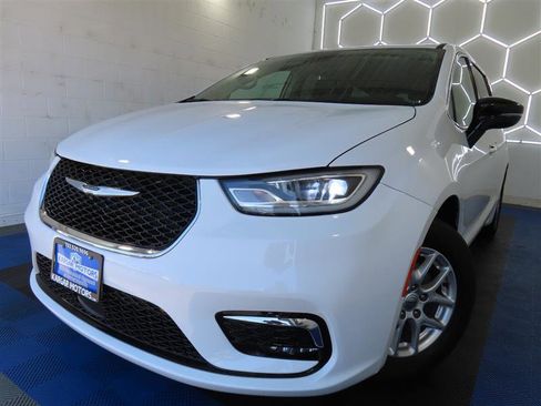 Used 2024 Chrysler Pacifica Touring-L FWD image 2