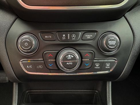 Used 2022 Jeep Cherokee Trailhawk AWD/4WD image 34