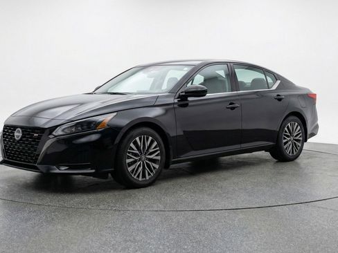 Used 2025 Nissan Altima 2.5 SV FWD image 3