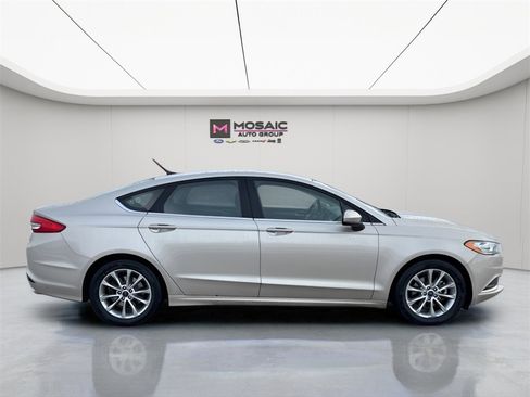 Used 2017 Ford Fusion SE w/ Fusion SE Technology Package image 8