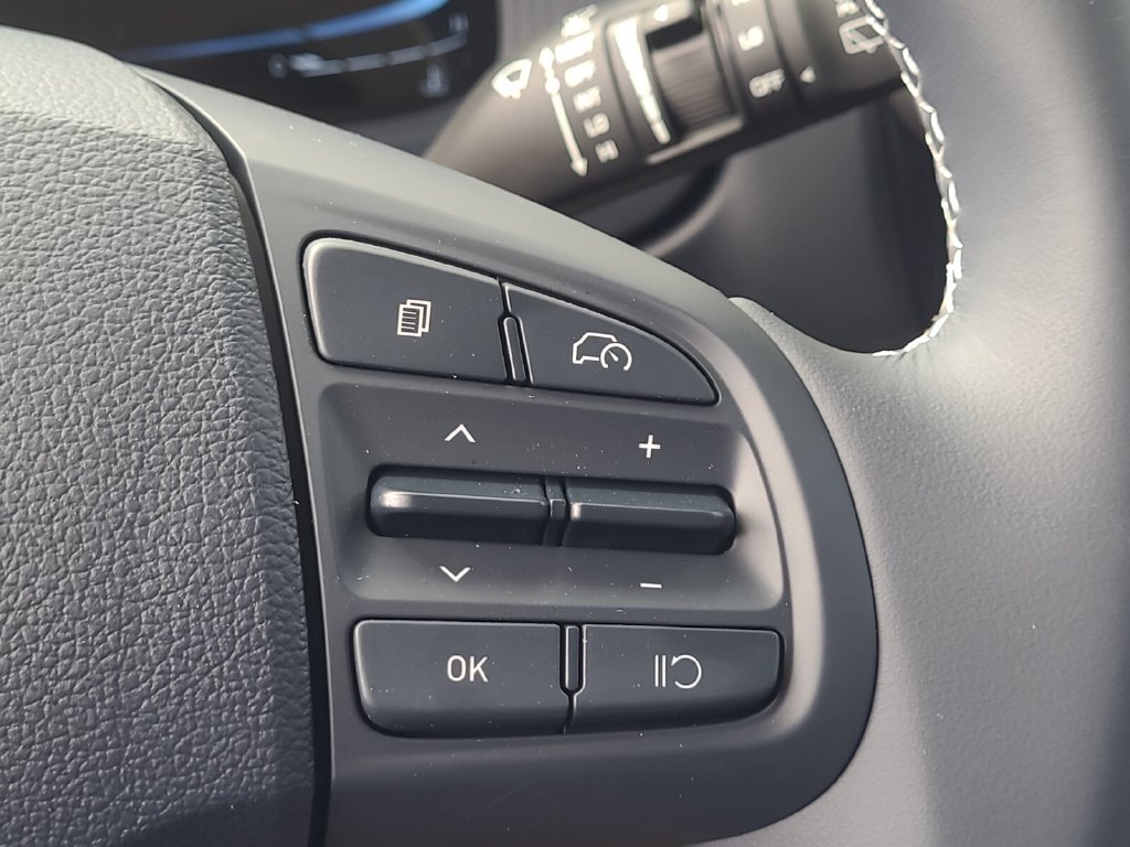 Used 2025 Hyundai Venue Limited FWD image 11