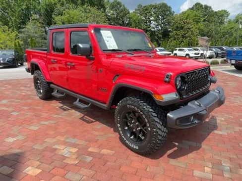 Used 2024 Jeep Gladiator Sport AWD/4WD image 3