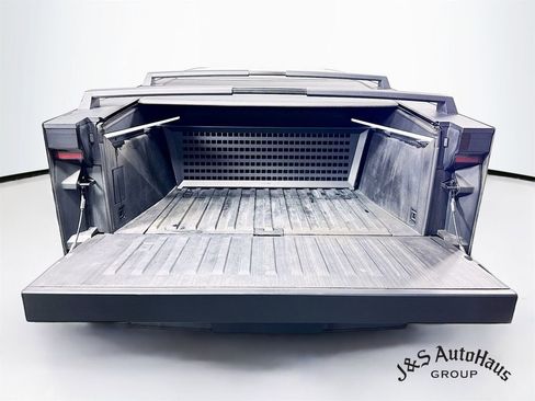 Used 2024 Tesla Cybertruck AWD Crew Cab image 34