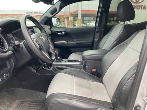 Used 2018 Toyota Tacoma TRD Sport w/ Technology Package image 10