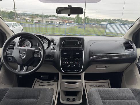 Used 2017 Dodge Grand Caravan SE FWD image 7