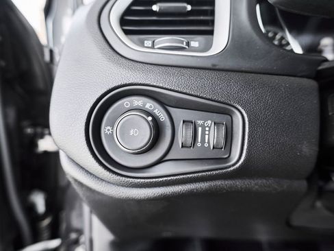 Used 2020 Jeep Renegade Latitude w/ UConnect 8.4 Nav Group AWD/4WD image 31