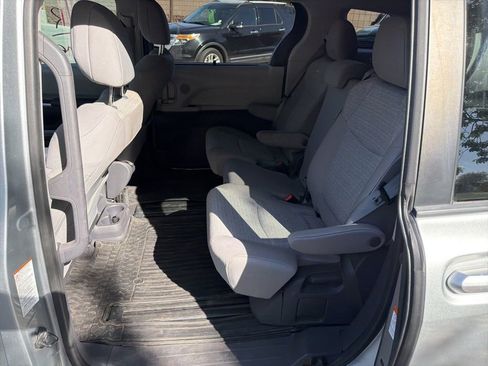 Used 2021 Toyota Sienna LE FWD image 8