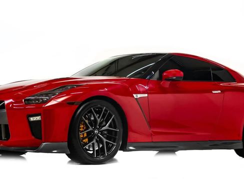 Used 2019 Nissan GT-R Premium w/ Premium Interior Package image 3