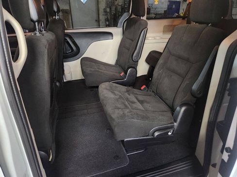 Used 2016 Dodge Grand Caravan SXT FWD image 13