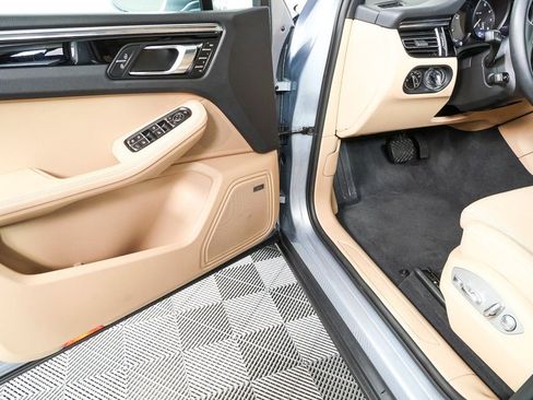 Certified 2025 Porsche Macan AWD image 8