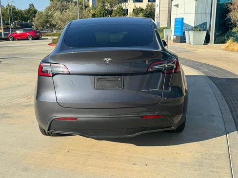 Used 2024 Tesla Model Y 2WD image 4