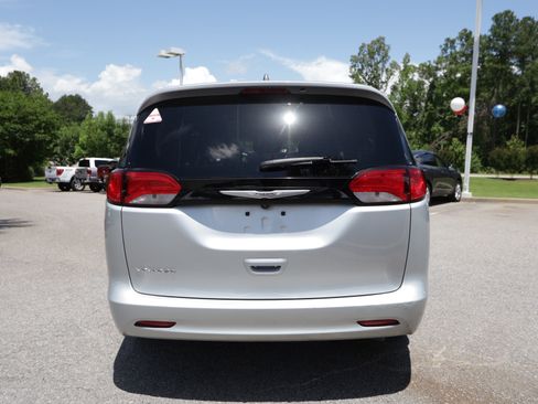 Used 2023 Chrysler Voyager LX FWD image 4