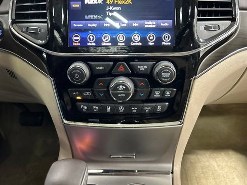Used 2019 Jeep Grand Cherokee Overland AWD/4WD image 21