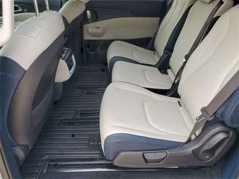 Used 2025 Kia Carnival EX image 27