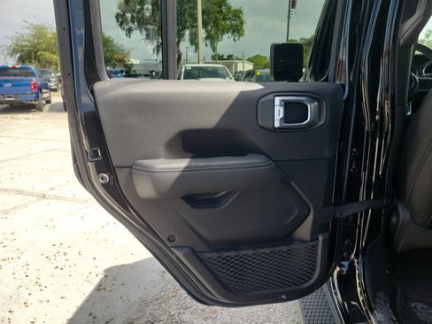 Used 2022 Jeep Wrangler Unlimited Sahara AWD/4WD image 12