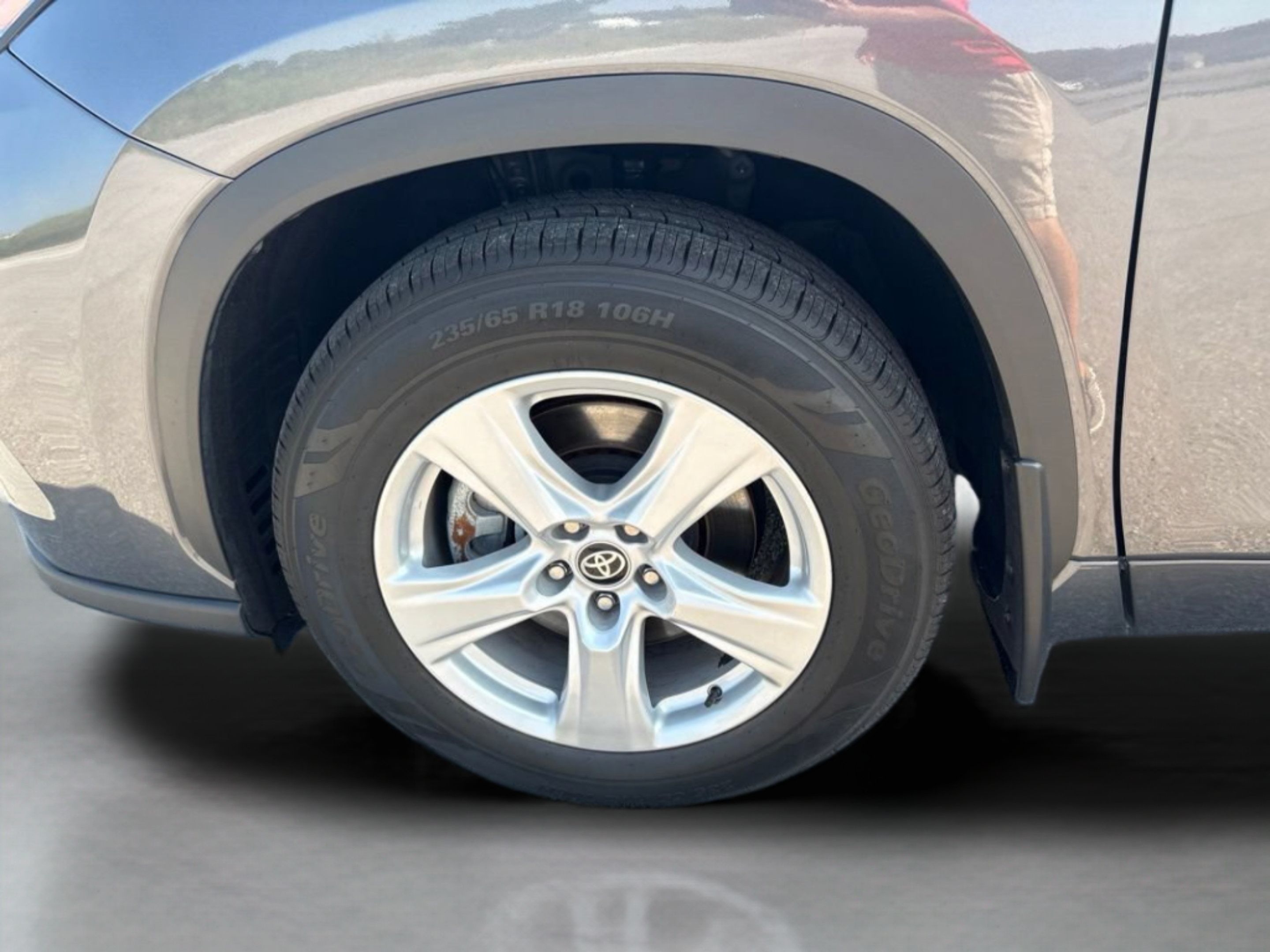 Used 2025 Toyota Highlander LE FWD image 26