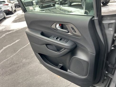Used 2025 Chrysler Pacifica Select image 27