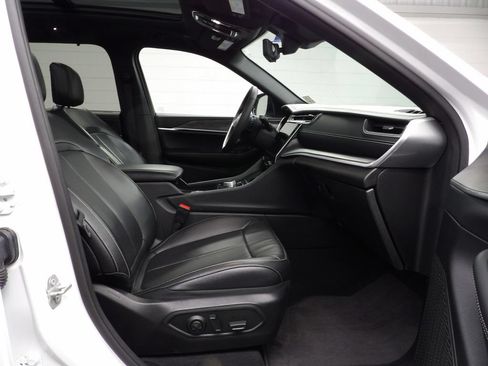 Used 2024 Jeep Grand Cherokee Limited AWD/4WD image 29