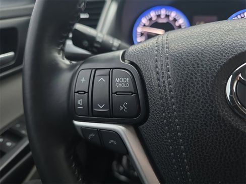 Used 2017 Toyota Highlander XLE image 22