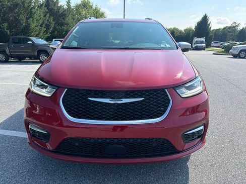 Used 2026 Chrysler Pacifica Pinnacle w/ Trailer Tow Group AWD/4WD image 2
