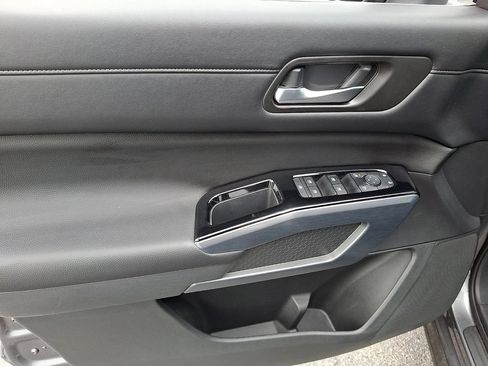 Used 2023 Nissan Pathfinder SL AWD/4WD image 16