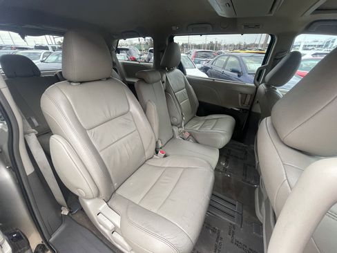 Used 2016 Toyota Sienna Limited image 13