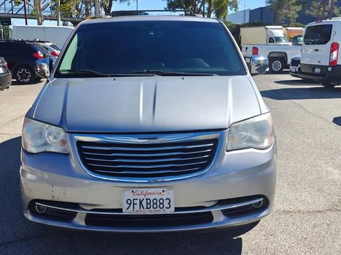 Used 2014 Chrysler Town & Country Touring-L w/ Driver Convenience Group image 2
