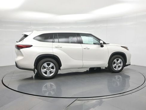 Used 2021 Toyota Highlander LE image 27