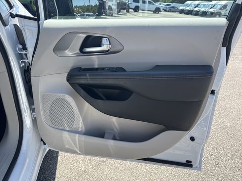 Used 2024 Chrysler Pacifica Touring-L FWD image 14