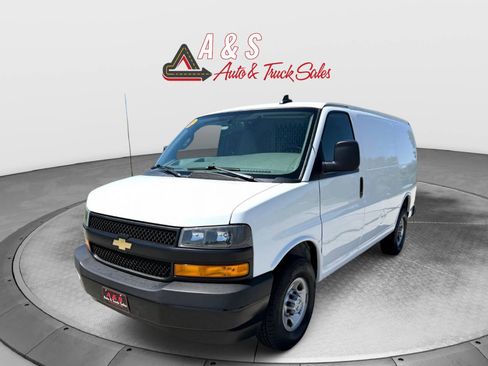 Used 2022 Chevrolet Express 2500 w/ Driver Convenience Package RWD image 3