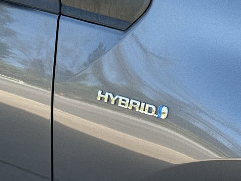 Used 2022 Toyota Prius LE image 9